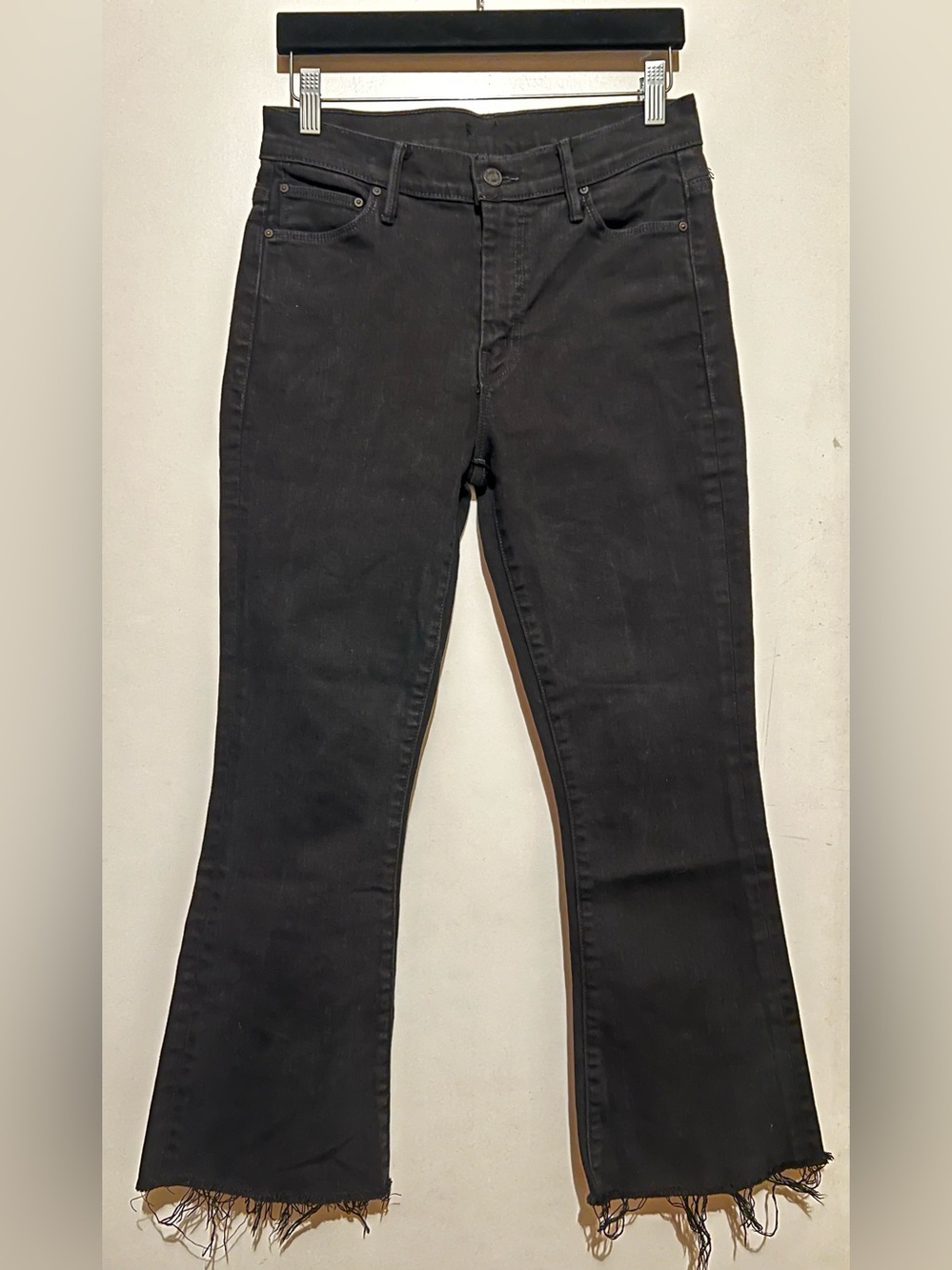 MOTHER The Weekender in Pitch Black Cropped Jeans with Distressed Hem